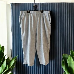 KORET Blue & White Pinstriped Seersucker Capri Pants